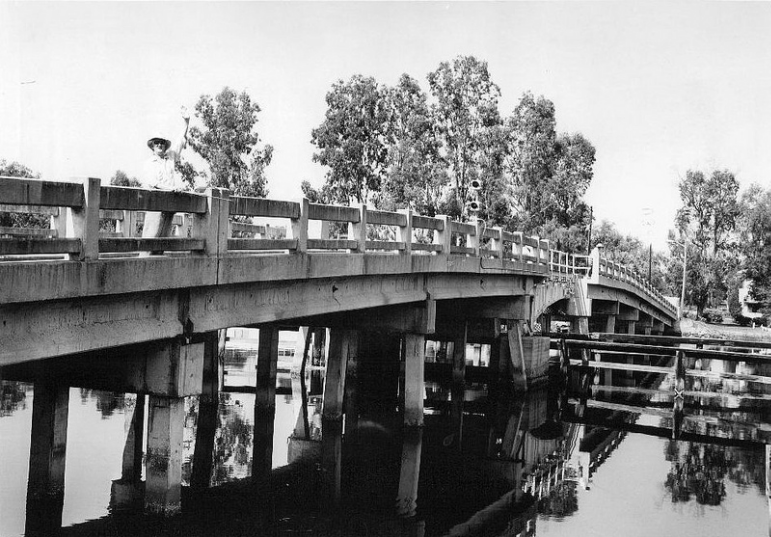 The Beckett Bridge in 1965, approximately 9 years following the reconstruction efforts in the mid-1950s